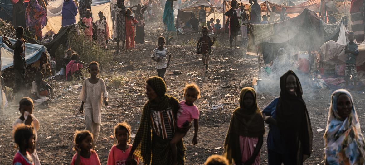 نازحون سودانيون يقيمون في مستوطنات عشوائية في نقطة عبور في مدينة الرنك الحدودية.