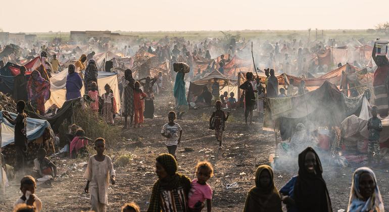 Des milliers de Soudanais fuient vers les pays voisins comme le Soudan du Sud et le Tchad.