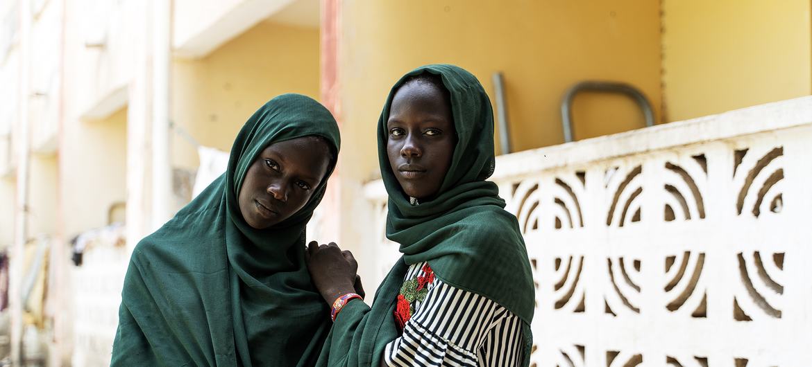 Suha e Suhaila Ahmed, gêmeas de 12 anos da cidade de Nyala