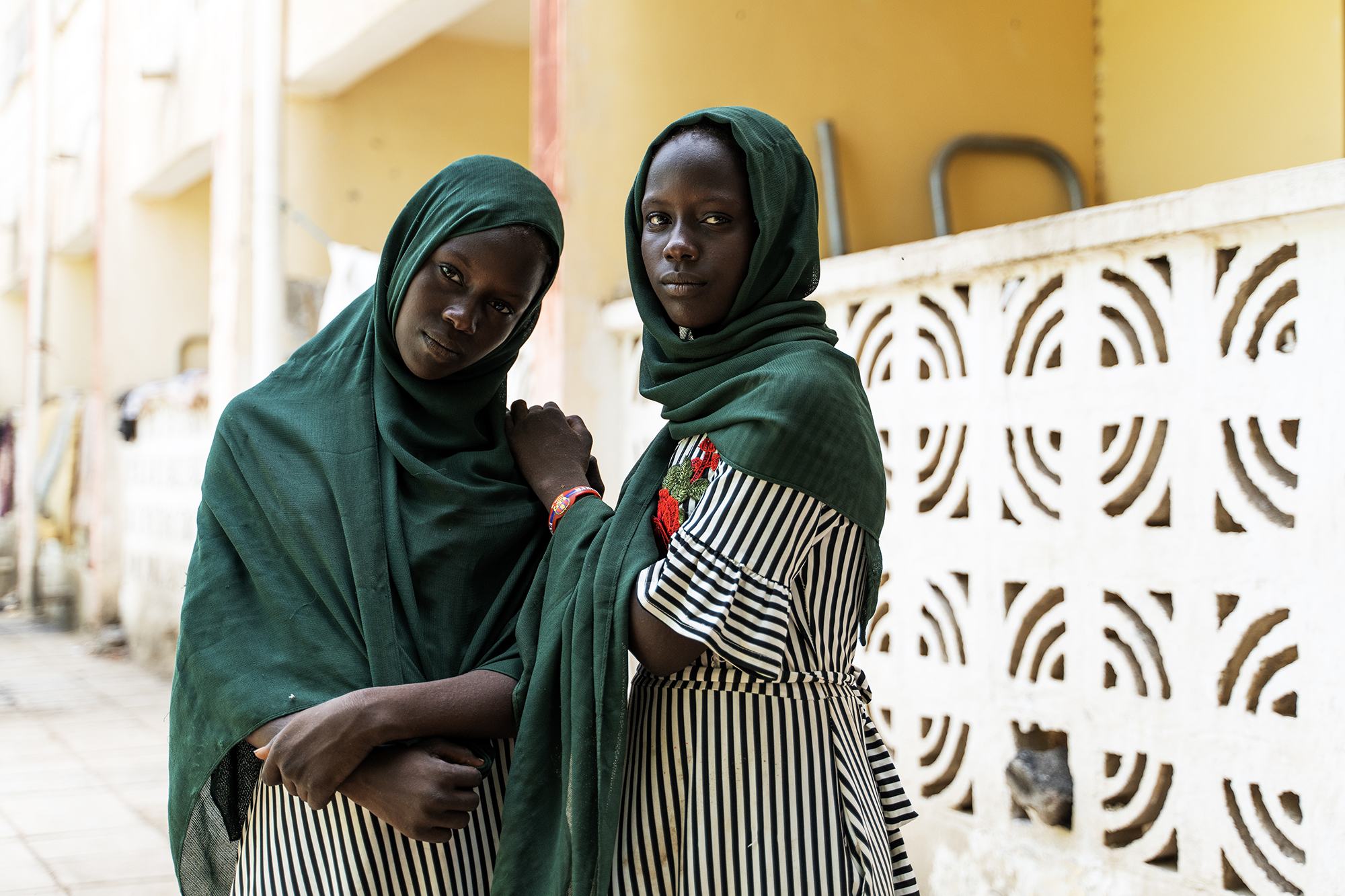 التوأم سهى وسهيلة أحمد، 12 عاما، نازحتان من مدينة نيالا تعيشان حاليا مأوى في بورتسودان.