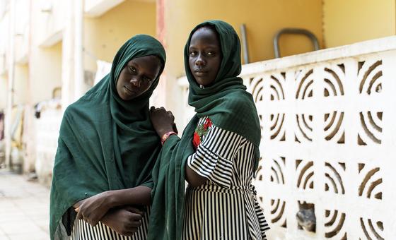 Сестры-близнецы Суха и Сухалиа Ахмед со своей семьей преодолели 2360 километров от одного города до другого в поисках безопасного места для проживания. Сестры и их больная мать оказались в сыром и жарком Портсудане. Они живут в общежитии, где разместилос…