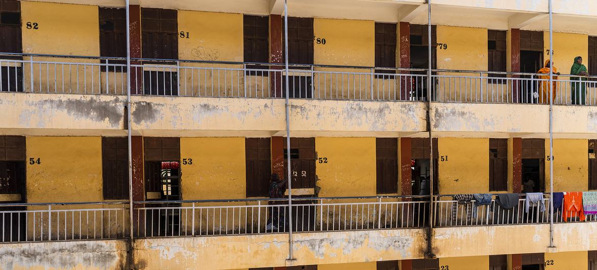 Vue intérieure d'un bâtiment jaune de trois étages à Wad Madani, au Soudan, abritant des milliers de personnes déplacées internes (PDI) qui ont fui le conflit à Khartoum.