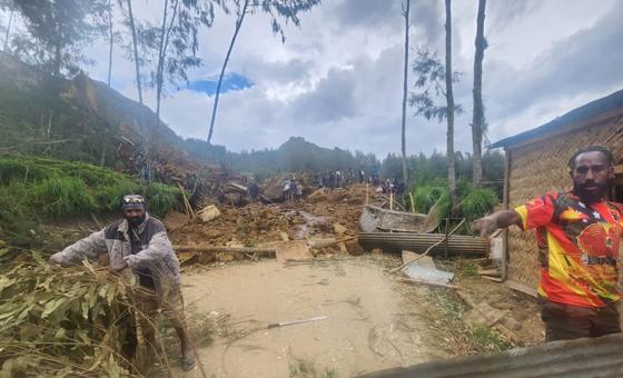 Дорога в Папуа-Новой Гвинее после оползня.