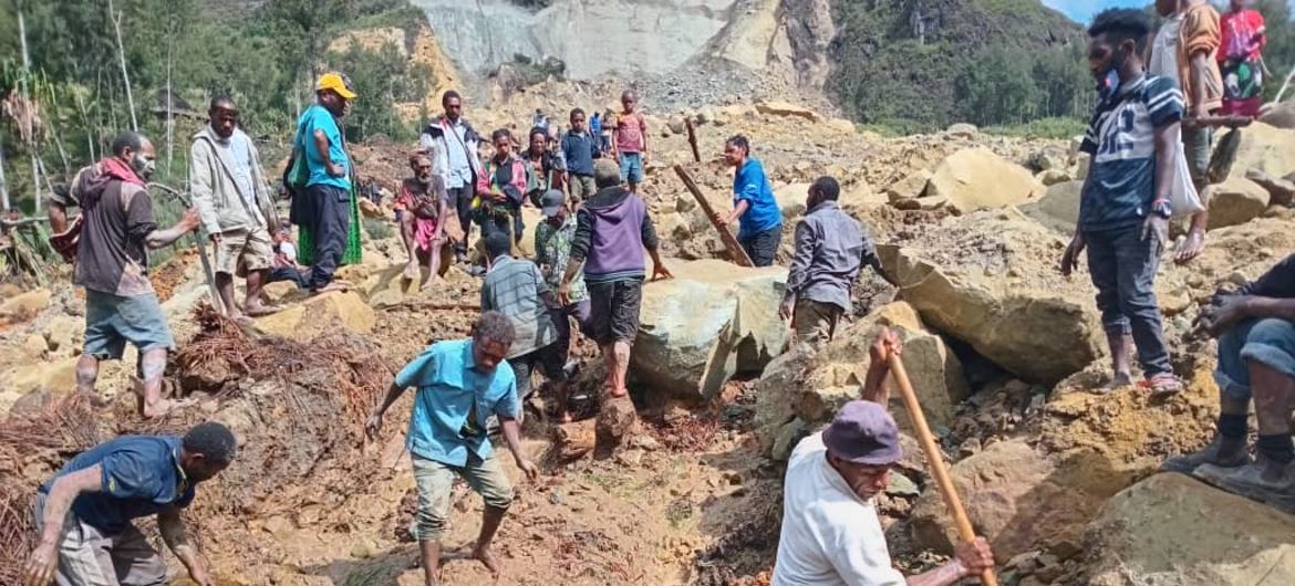Сотни людей погребены под завалами после оползня в деревне Ямбали в Папуа-Новой Гвинее.