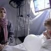 شيماء الزنط (إلى اليسار) وابنها فادي الزنط (إلى اليمين) الذي يعالج في أحد المستشفيات الميدانية في مدينة رفح في غزة من سوء التغذية الحاد.