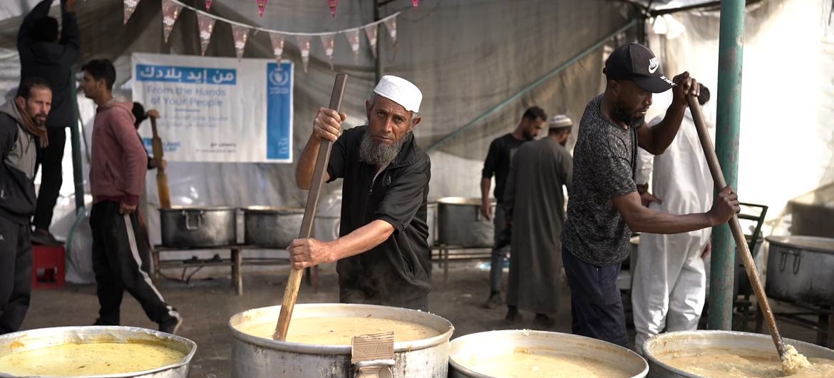 Préparation de repas chauds à Deir Al-Balah, Gaza.