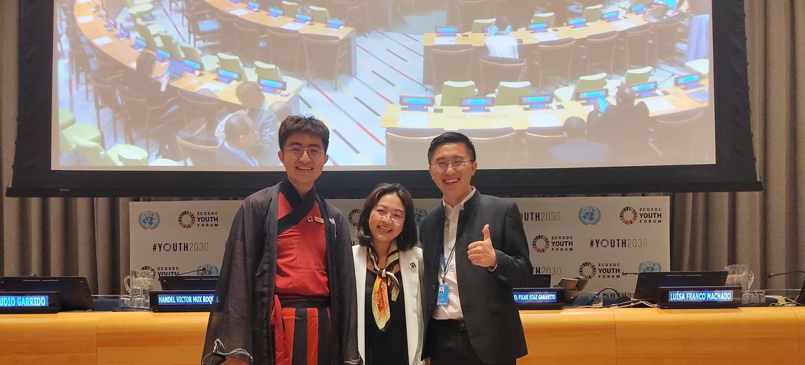 2023 年 4 月，来自中国的三名青年代表谢璨阳、王翰元和柳济琛（从左至右）参加联合国经社理事会青年论坛。