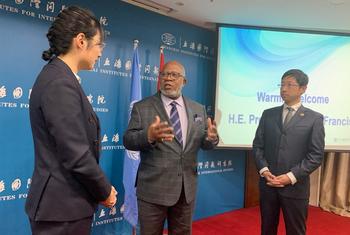 联合国大会第78届会议主席弗朗西斯与上海国际问题研究院的专家展开交流。