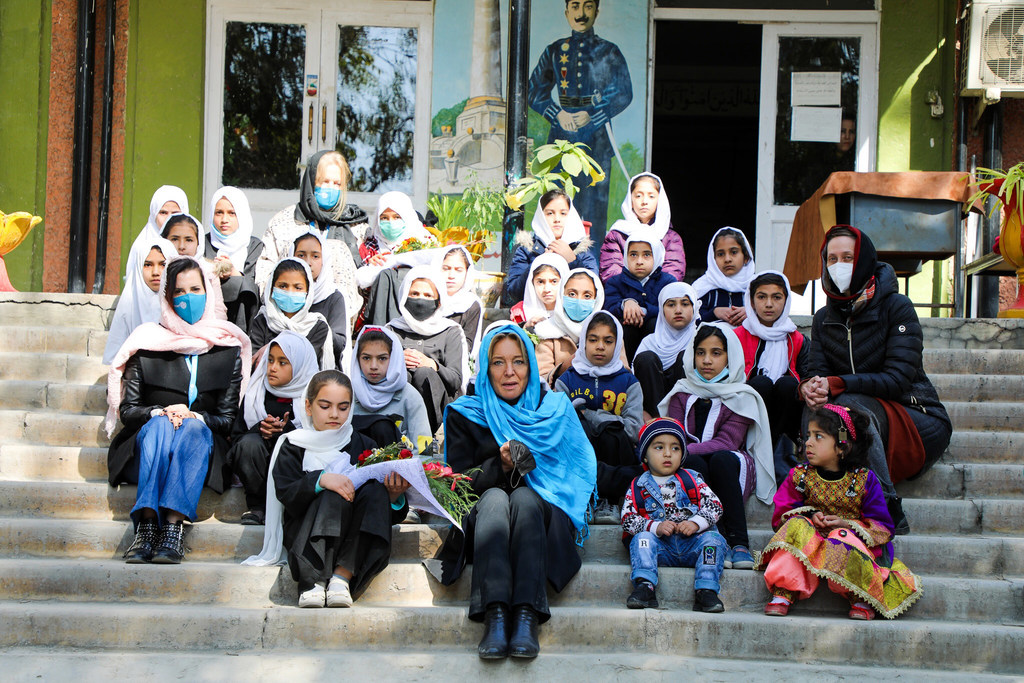 معلمون وطلاب إحدى المدارس الابتدائية للبنات في كابول، أفغانستان، يرحبون بياسمين شريف، المديرة التنفيذية لصندوق "التعليم لا ينتظر".