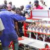 Wakulima mkoani Morogoro nchini Tanzania wakijaribu trekta la kupanda  mpunga lililotolewa kwa ufadhili wa FAO na serikali ya Korea Kusini ili waongeze uzalishaji wa mpunga.