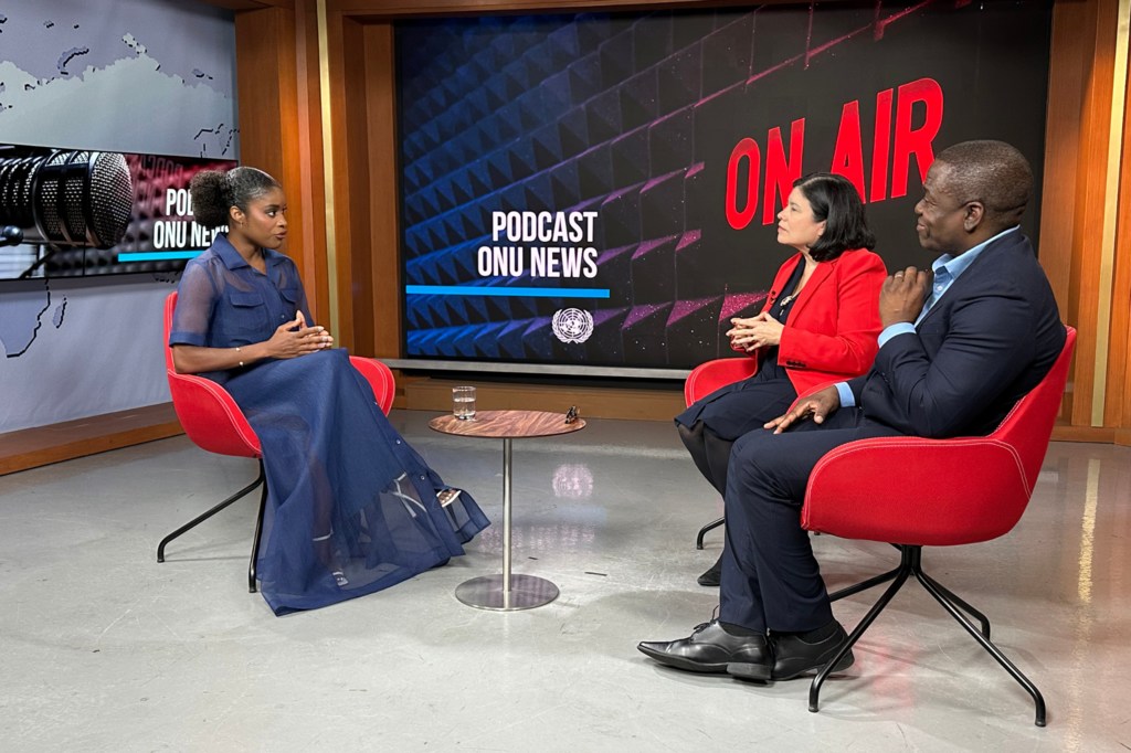 Entrevista em podcast da ONU News com Ingrid Silva, bailarina, em um estúdio.