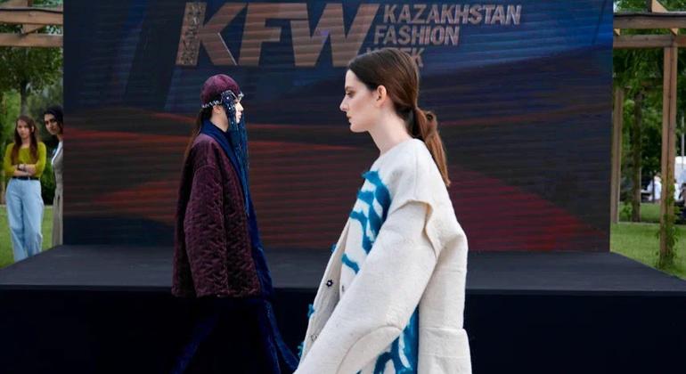 Молодые казахстанские модельеры продемонстрировали, что можно шить яркие самобытные наряды и не наносить при этом ущерб природе.