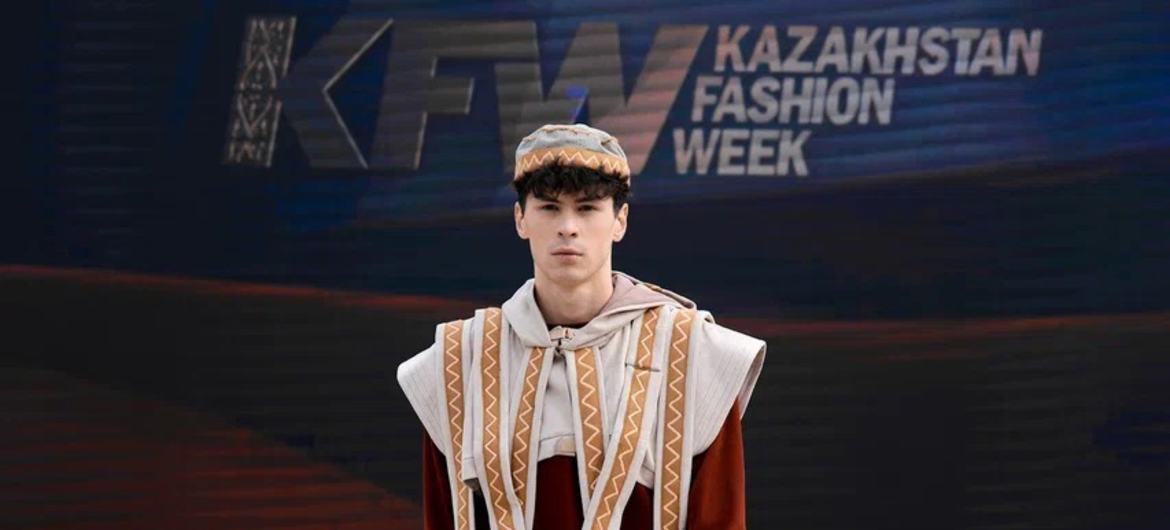 Молодые казахстанские модельеры продемонстрировали, что можно шить яркие самобытные наряды и не наносить при этом ущерб природе.