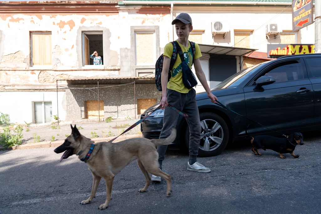 14-летний Никита из Херсона со своим псом.  