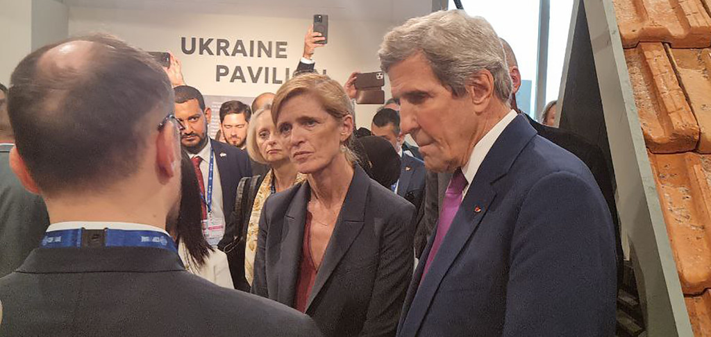 Специальный представитель президента США по вопросам климата Джон Керри во время посещения украинского павильона на КС-28. 