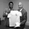 Pelé (Edson Arantes Do Nascimento) é apresentado como Embaixador da Boa Vontade das Nações Unidas por Maurice Strong em coletiva de imprensa em 1992.
