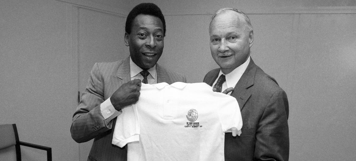Pelé (Edson Arantes Do Nascimento) é apresentado como Embaixador da Boa Vontade das Nações Unidas por Maurice Strong em coletiva de imprensa em 1992.
