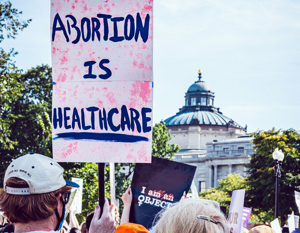 Protesters protest against the US Supreme Court's decision to criminalize women's abortion rights.