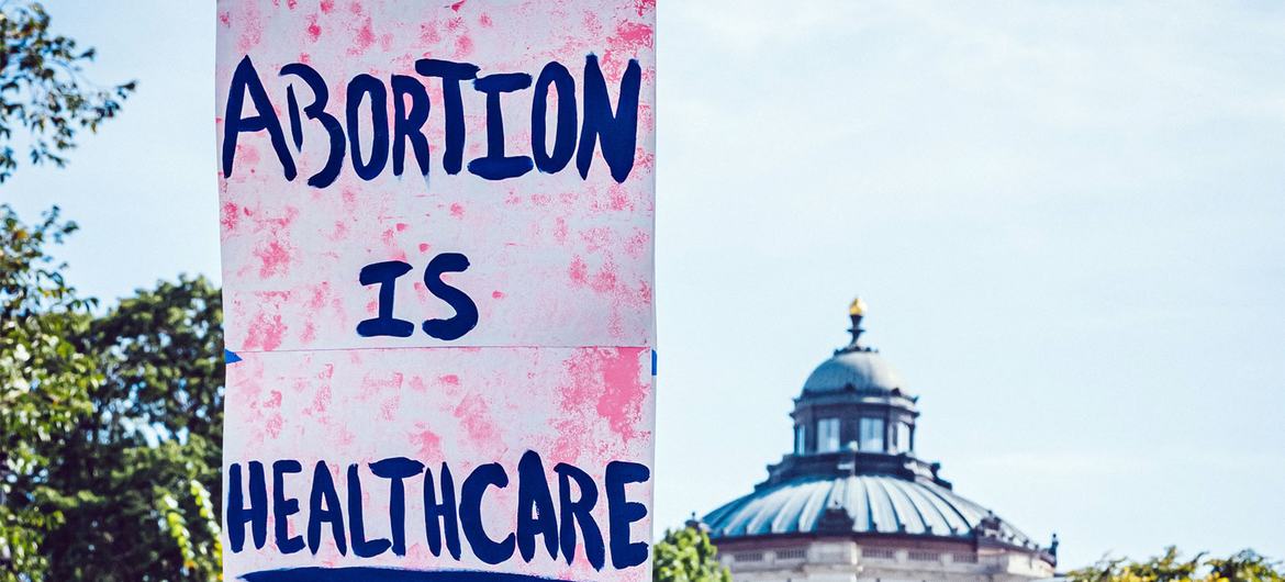 抗议者示威反对美国最高法院将女性堕胎定罪的决定。
