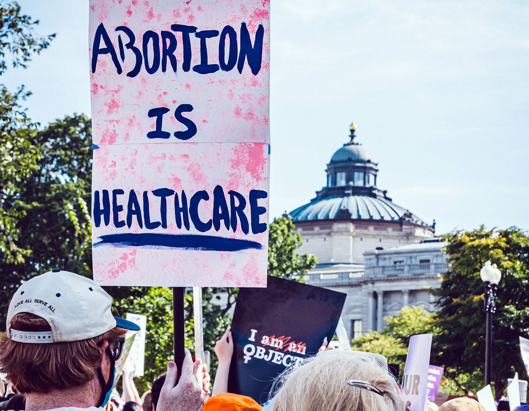 抗议者示威反对美国最高法院将女性堕胎定罪的决定。