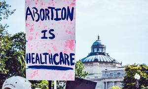 Manifestantes protestan contra decisión de la Corte Suprema de Estados Unidos de penalizar a las mujeres que tengan un aborto.
