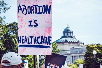 Manifestantes protestan contra decisión de la Corte Suprema de Estados Unidos de penalizar a las mujeres que tengan un aborto.
