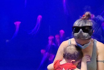 Emilie nourrit son enfant à l'aquarium de Québec au Canada