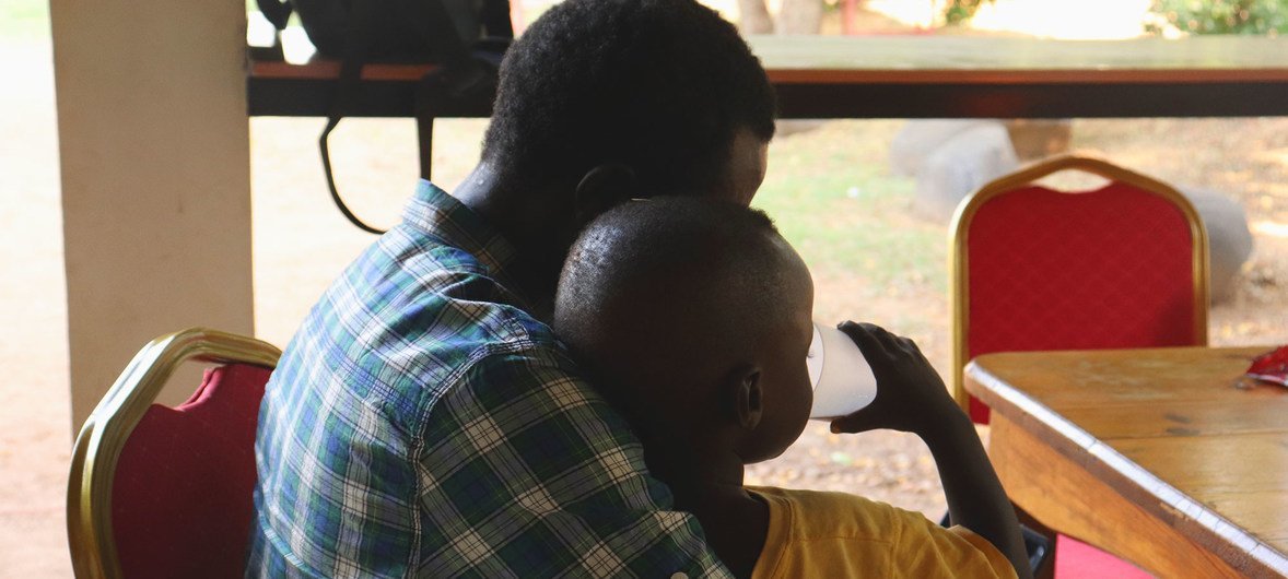 दक्षिण सूडान में एक घटना में लापता बच्चा का नौ सप्ताह बाद जुबा में अपने पिता से पुनर्मिलन. इस घटना में उसकी मां ने अपनी जान गंवा दी थी. 
