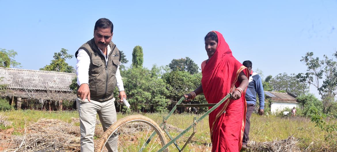 Subasa Mohanta avec un désherbeur à cycle.