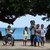 孩子们在瓦努阿图一个岛的海滩上玩耍。