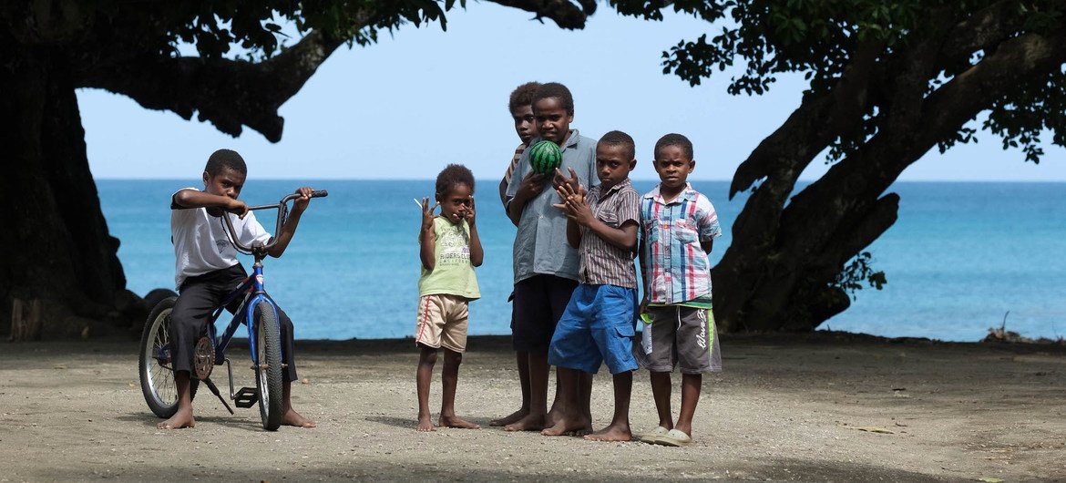 孩子们在瓦努阿图一个岛的海滩上玩耍。