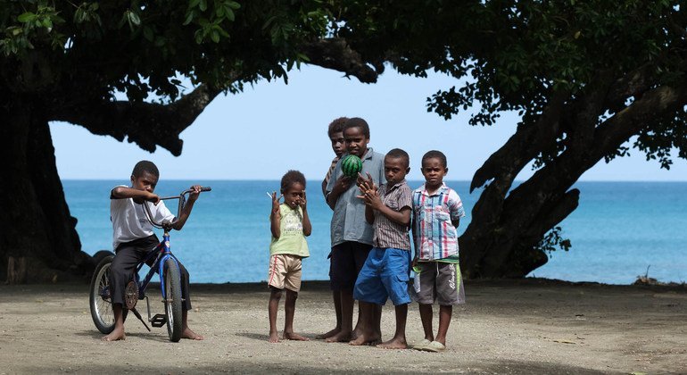 أطفال يلهون على أحد الشواطئ في جزيرة إيبي في فانواتو بالمحيط الهادئ، ويقطنها نحو 300 ألف شخص.