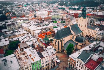 Vue aérienne de Lviv, en Ukraine. L'ensemble du centre historique de Lviv est inscrit sur la Liste du patrimoine culturel de l'UNESCO.