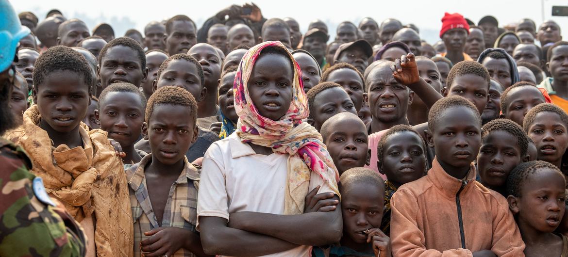 Des enfants déplacés à Roe, un site temporaire pour personnes déplacées dans la province de l'Ituri, en RDC.