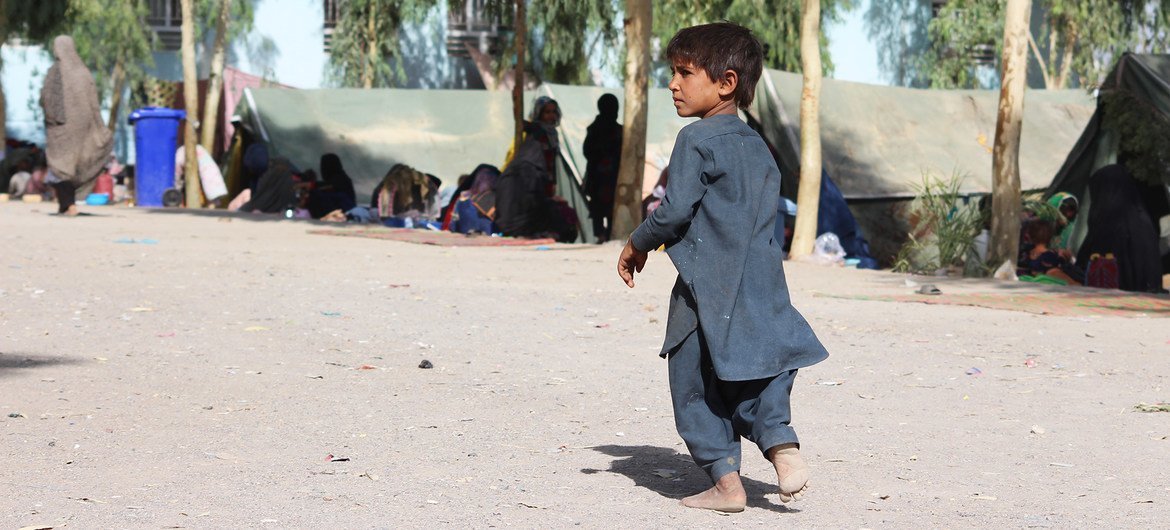 अफ़ग़ानिस्तान में, देश के भीतर विस्थापित हुए लोगों (IDPs) के लिये, कन्दाहार में बनाए गए हाजी शिविर में, एक बच्ची.