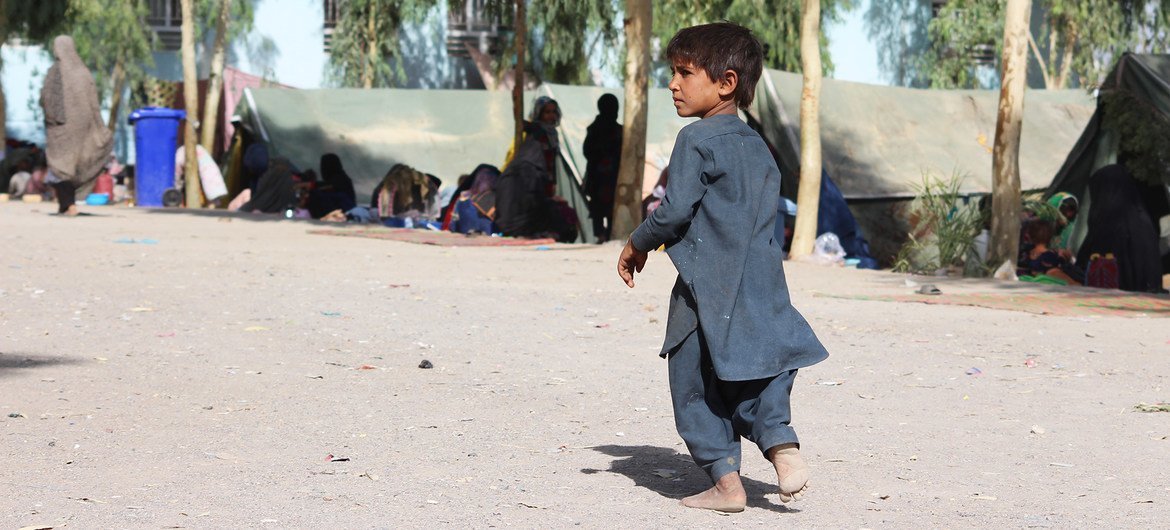 Jeune enfant dans le camp de déplacés de Haji à Kandahar, Afghanistan (dossier)