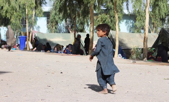 Ребенок в лагере для перемещенных лиц в Кандагаре. В Афганистане - полмиллиона внутренне перемещенных лиц 