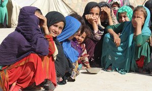 अफ़ग़ानिस्तान के दक्षिणी-पश्चिमी इलाक़े - कन्दाहार में, विस्थापितों के लिये बनाए गए एक शिविर में कुछ लड़कियाँ. तालेबान द्वारा महिलाओं व लड़कियों पर पाबन्दियाँ बढ़ाए जाने की ख़बरें हैं.