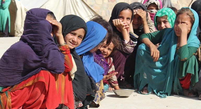 فتيات صغيرات يتجمعن في أحد مخيمات النزوح في قندهار جنوب غرب افغانستان.