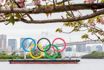 Los aros olímpicos, un símbolo mundial de paz y solidaridad por medio del deporte.