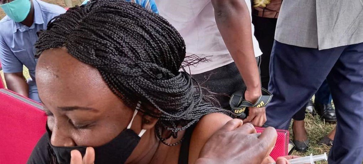 Gloria Michael, una periodista de Tanzania que contrajo el COVID-19, recibiendo la vacuna contra el virus.