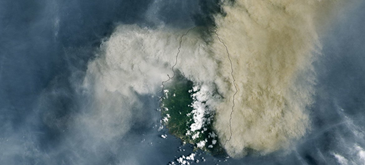 火山爆发后，火山灰和气体笼罩着加勒比海的圣文森特岛。