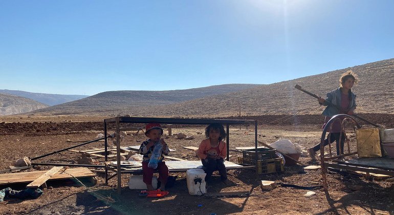 أطفال من راس التين في الضفة الغربية بعدما صادرت القوات الإسرائيلية منازلهم وخزانات مياههم وحظائر مواشيهم، 14 تموز/يوليو 2021