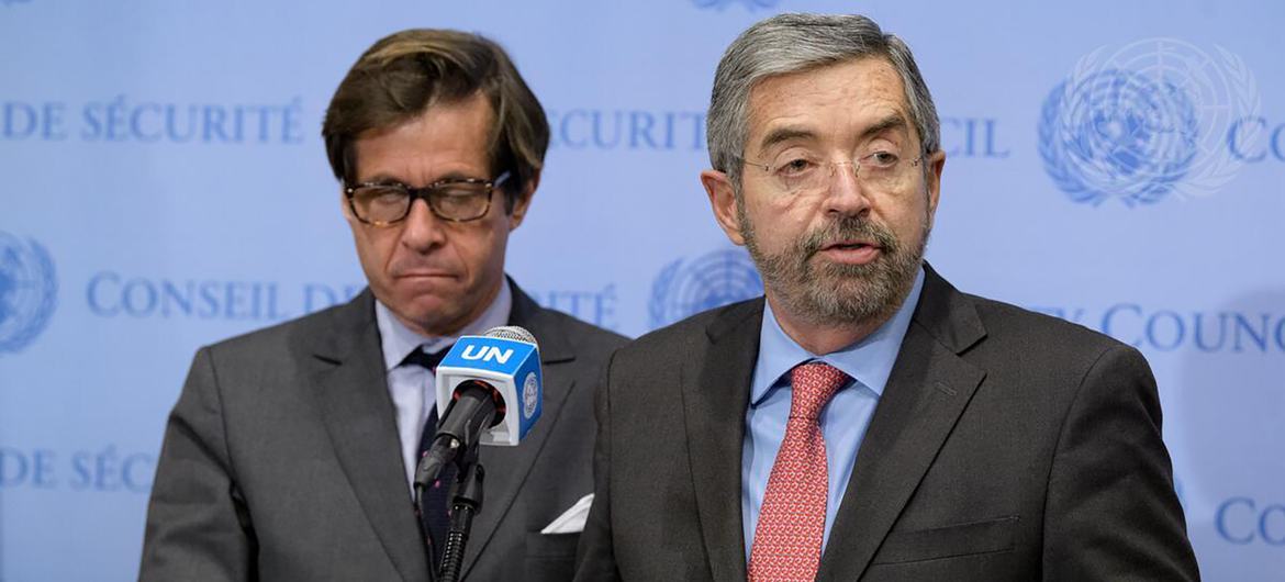 مندوب فرنسا الدائم لدى الأمم المتحدة ومندوب المكسيك لدى الأمم المتحدة يتحدثان قبيل عقد جلسة مجلس الأمن حول أوكرانيا.