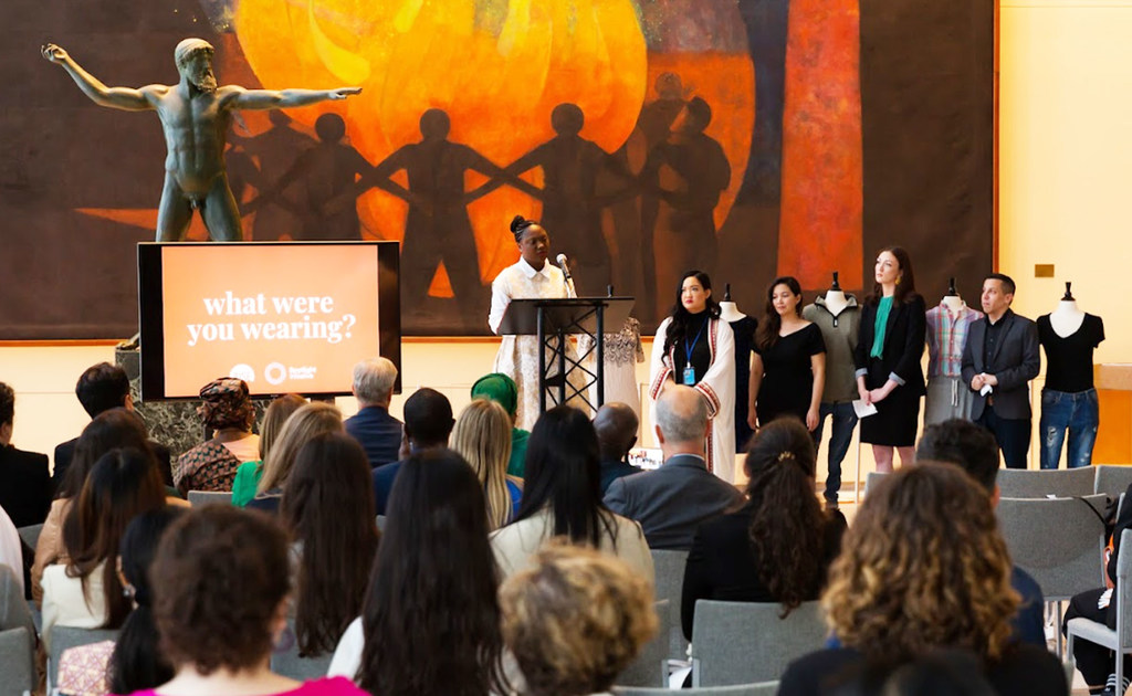 La superviviente de una agresión sexual, Kadijatu Grace, relata su desgarradora historia en la recepción de la exposición "¿Qué llevabas puesto?" en la sede de la ONU en Nueva York.