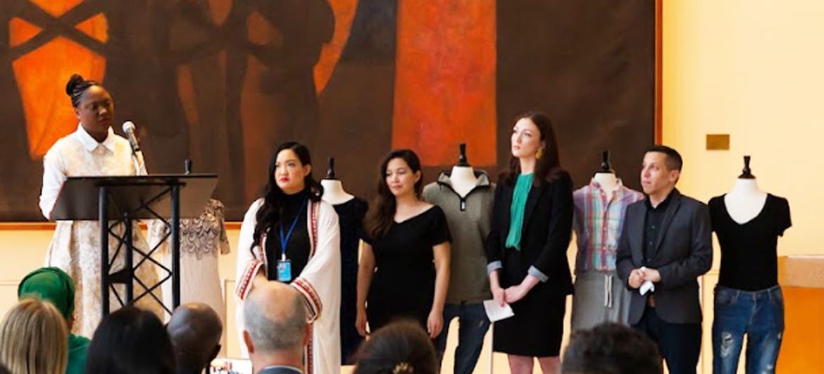 На фото: Кадижату Грейс, пережившая сексуальное насилие, рассказывает свою историю на открытии выставки в штаб-квартире ООН в Нью-Йорке.