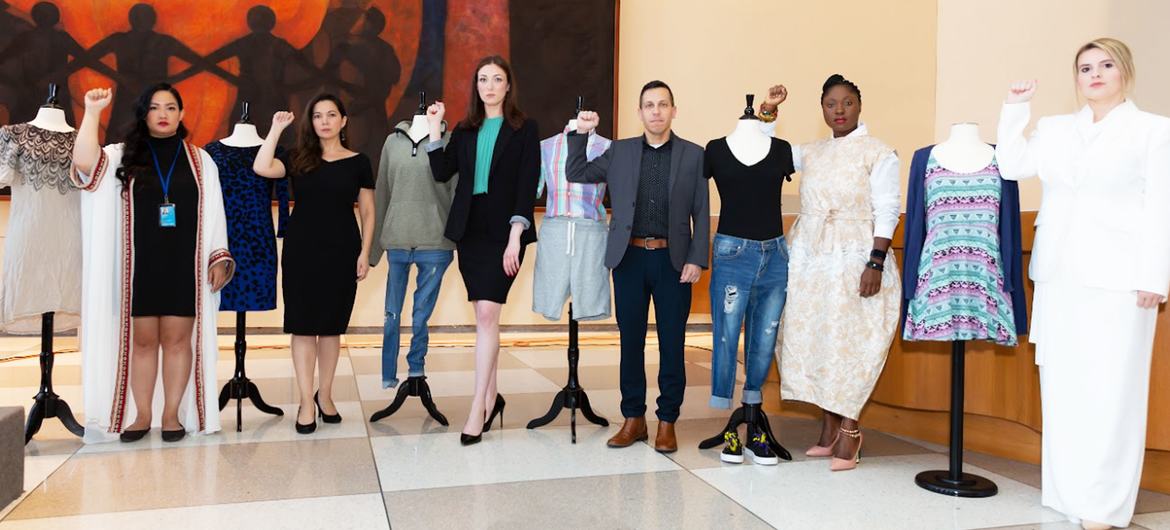 خمسة ناجيات وناجين من الاعتداء الجنسي، خلال معرض الأمم المتحدة "ماذا كنت ترتدي؟" في نيويورك.