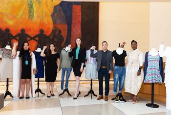 خمسة ناجيات وناجين من الاعتداء الجنسي، خلال معرض الأمم المتحدة "ماذا كنت ترتدي؟" في نيويورك.