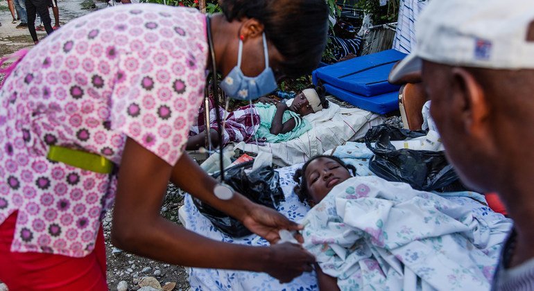 Une infirmière fournit une assistance temporaire aux patients qui attendent des soins médicaux dans un hôpital des Cayes, en Haïti, à la suite du tremblement de terre de magnitude 7,2. 