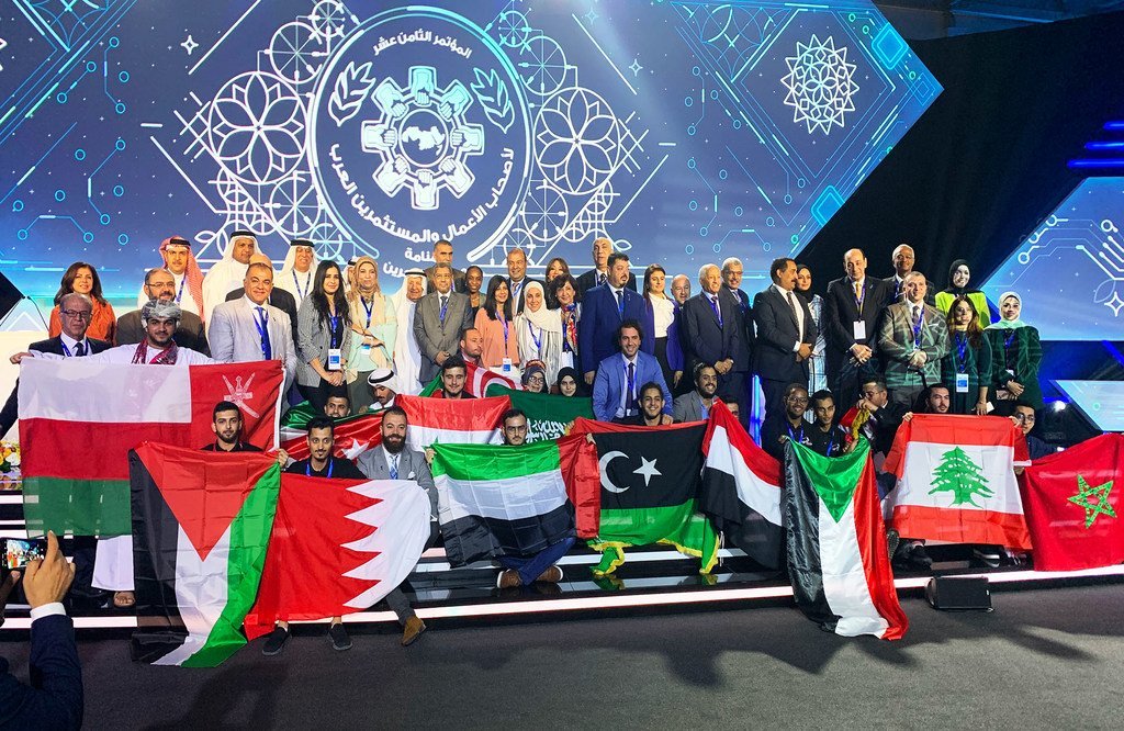 صورة جماعية للمشاركين في مسابقة رالي العرب للابتكار التي أقيمت في البحرين في نوفمبر 2019.